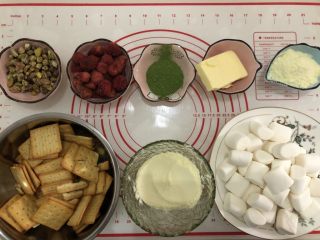1、网红～～～抹茶雪花酥,准备好所有的食材（奶粉可以不分开装）。