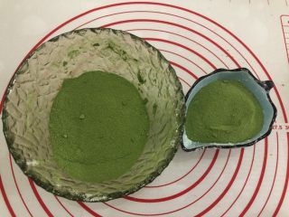 4、网红～～～抹茶雪花酥,分成50g和20g两份。