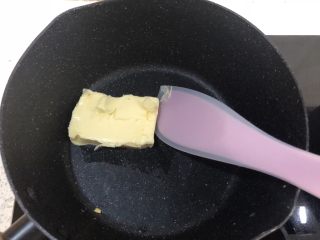 5、网红～～～抹茶雪花酥,将黄油放入不粘锅中，小火慢慢融化。