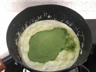 8、网红～～～抹茶雪花酥,倒入50g奶粉和抹茶粉的混合物，搅拌均匀。