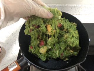 10、网红～～～抹茶雪花酥,用一次性手套将所有材料充分混合。