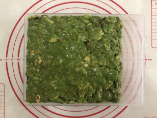 11、网红～～～抹茶雪花酥,放入模具中，压平。