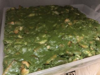 12、网红～～～抹茶雪花酥,放入冰箱冷冻室，快速急冻几分钟。