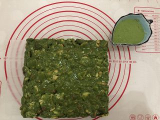 13、网红～～～抹茶雪花酥,均匀撒上20g抹茶奶粉。