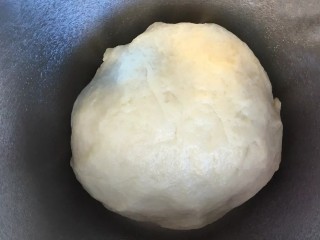 3、彩虹蛋黄酥,揉成光滑的面团，然后放入保鲜袋内，松弛20分钟