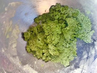 5、彩虹蛋黄酥,黄油软化后加入混合后的中筋面粉