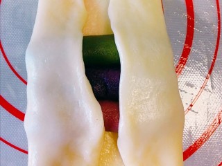 11、彩虹蛋黄酥,左右两边包起来