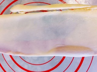 13、彩虹蛋黄酥,用手掌压扁之后，拿擀面杖擀开，将多余的白条切掉