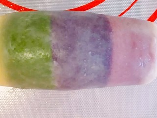 14、彩虹蛋黄酥,切掉白边后卷起来，盖上保鲜袋，松弛十分钟