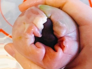 20、彩虹蛋黄酥,将馅料包进去，用虎口把它收紧