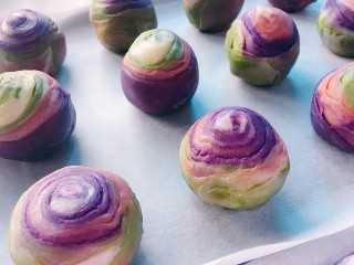 21、彩虹蛋黄酥,烤箱180度预热十分钟，然后将它们放入，烤30分钟左右