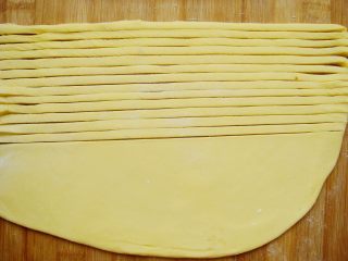 4、水果花篮面包,切成均匀的细长条。