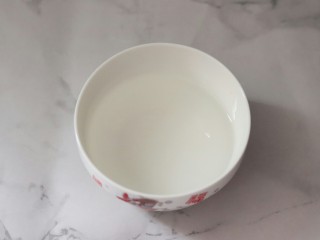 1、懒人葱油拌面,先调好酱汁，准备半碗清水