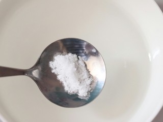 2、懒人葱油拌面,加入小半勺盐