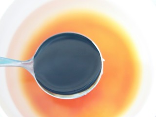 5、懒人葱油拌面,两勺老抽