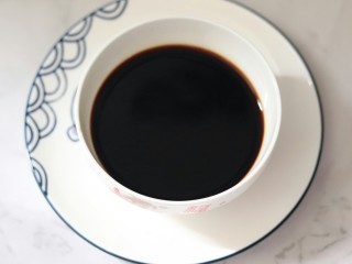 6、懒人葱油拌面,搅拌均匀至白糖融化，备用。