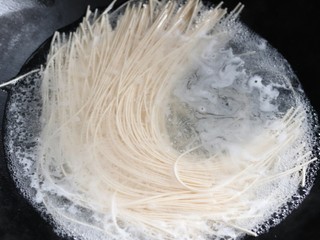 7、懒人葱油拌面,锅里烧开水，放面条下去煮熟