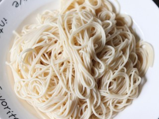 8、懒人葱油拌面,面条煮熟后，捞出立马过凉水后沥干水分