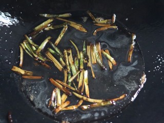 11、懒人葱油拌面,倒入混合好的酱汁，小火煮开