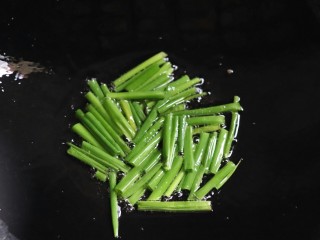 9、懒人葱油拌面,另起锅热油，下葱段小火煎