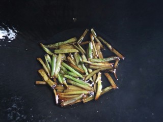 10、懒人葱油拌面,煎至变黑