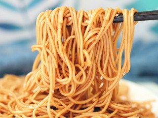 12、懒人葱油拌面,将煮好的酱汁淋在面条上面