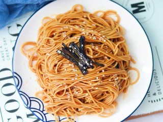 13、懒人葱油拌面,撒上白芝麻