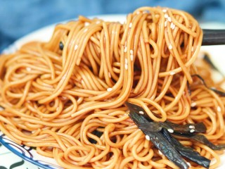 14、懒人葱油拌面,搅拌均匀即可