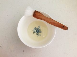 2、黑椒烤肠,1勺大豆色拉油放入碗中，准备好刷子