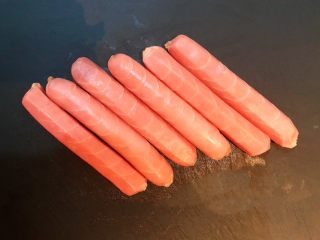 6、黑椒烤肠,逐一切好的烤肠