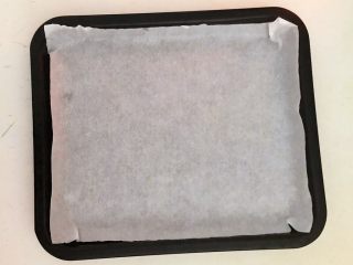 7、黑椒烤肠,取一个烤盘，铺上油纸