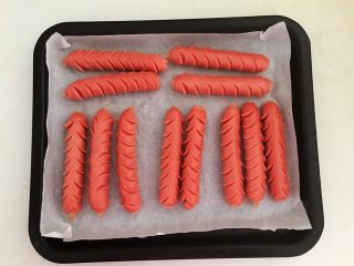 10、黑椒烤肠,把烤盘取出来