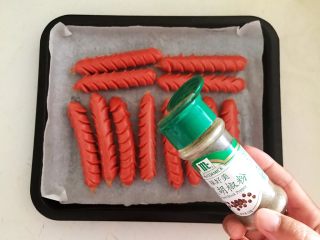 12、黑椒烤肠,把黑胡椒粉撒在烤肠上