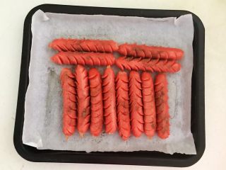 13、黑椒烤肠,让每个烤肠豆均匀的蘸上黑胡椒粉