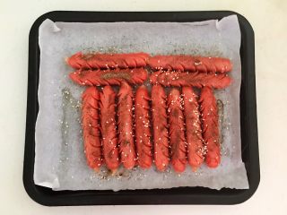14、黑椒烤肠,再撒上一层熟白芝麻