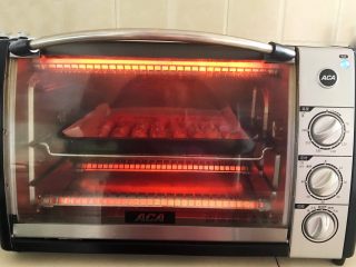 15、黑椒烤肠,再把烤盘放入烤箱中，上下火200W，继续看3分钟