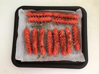16、黑椒烤肠,把烤盘取出来
