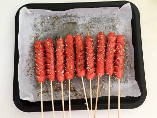 17、黑椒烤肠,用竹签子把烤肠穿起来