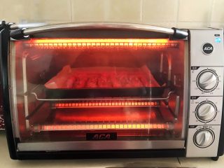 18、黑椒烤肠,再把烤盘放入烤箱里，上下火200W，烤2分钟即可