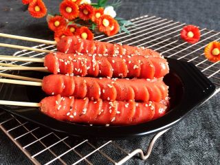 21、黑椒烤肠,这道黑椒烤肠鲜而不腻，营养健康，肠体颜色美观，组织紧密，口感脆嫩，风味独特，百吃不厌~