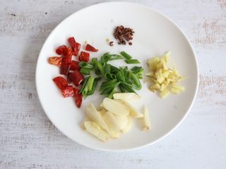 3、酱香干煸豆角,干辣椒剪成小段，葱姜切末，蒜切片。