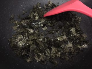 8、双紫饭团,放入盐，炒均匀，让盐均匀沾在紫菜表面，捞起备用