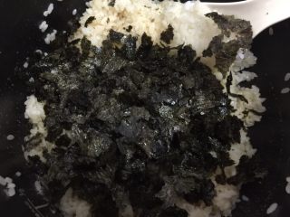 11、双紫饭团,放入紫菜，翻拌均匀