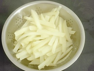 7、薯条????,捞出来控干水分