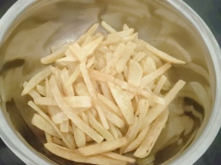 9、薯条????,炸至金黄捞出来。