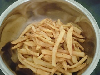 11、薯条????,把土豆条再放锅里回锅炸第三遍捞出来。