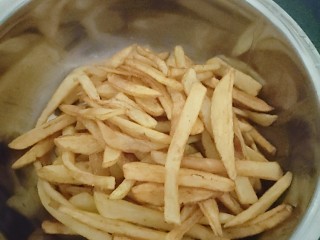 10、薯条????,炸好的土豆条放锅里回锅炸二遍捞出来。