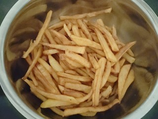 12、薯条????,然后炸好的土豆条盛到盘里就OK了。