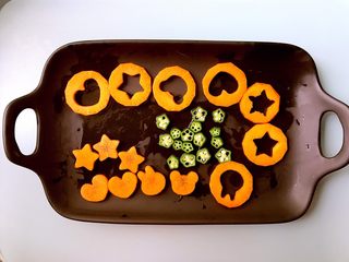 4、健康杂粮寿司,切剩的边角料后期能用做装盘点缀的,不要扔哦。