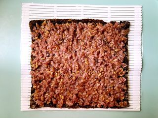 7、健康杂粮寿司,海苔上薄薄的平铺上拌好的杂粮饭。